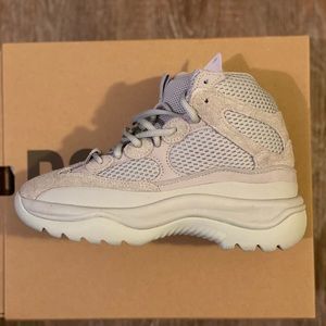YEEZY DESERT BT SALT. Adult. Size 4.5